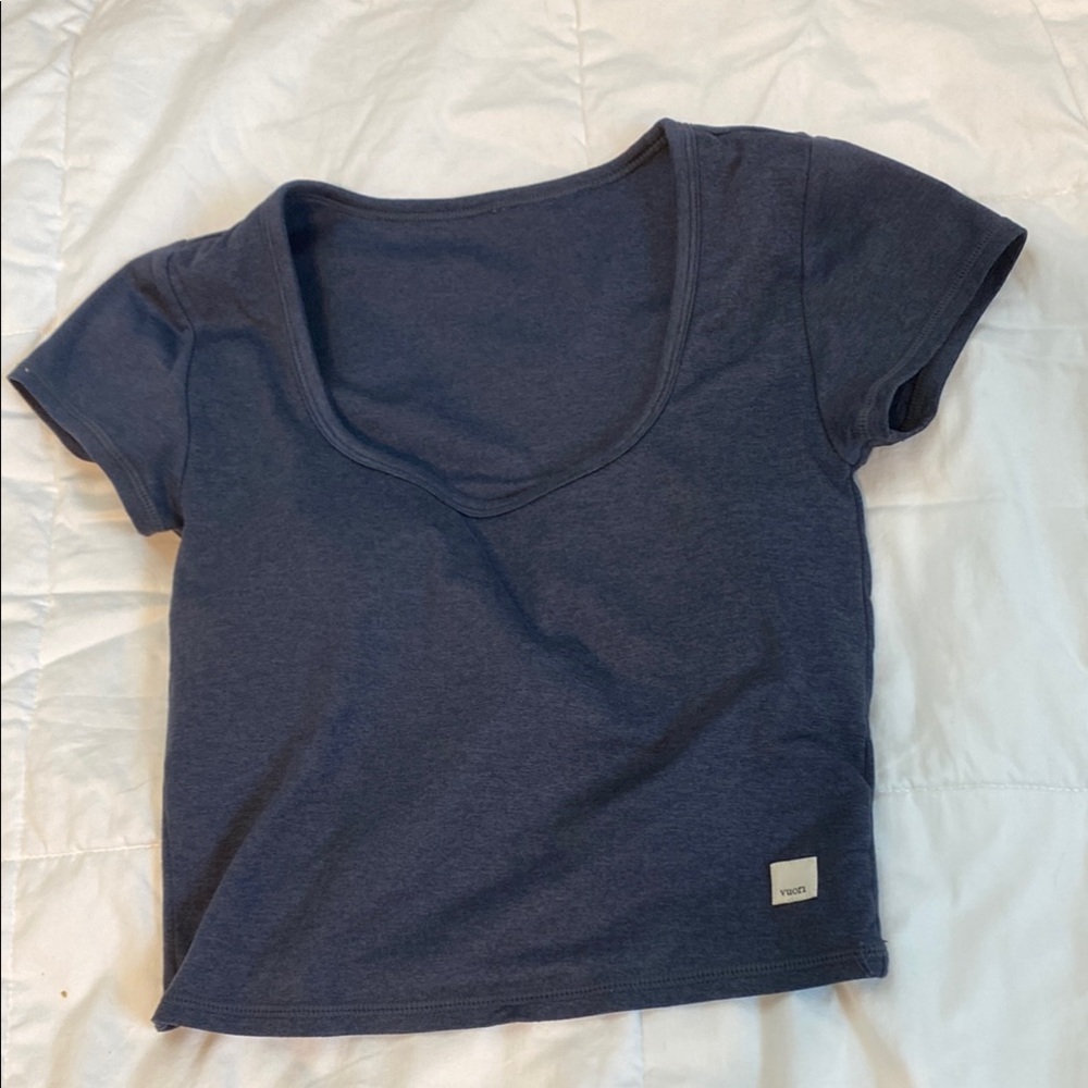 Vuori cropped tee with built in bra navy